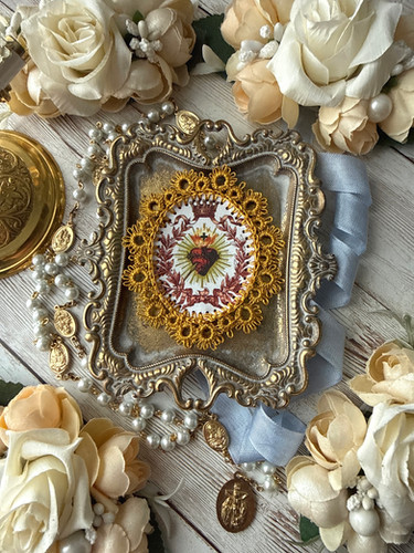 Royal Sacred Heart Fabric Lace Holy Card Detente Scallop Gold Lace ...