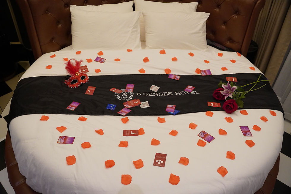 Phòng khách sạn tình yêu thường có những tiện nghi nào?