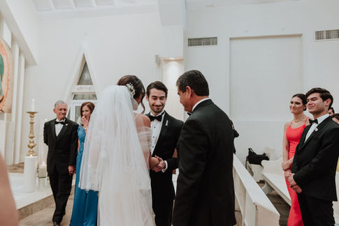 Encuentro de la pareja y sus familias frente al altar al inicio de la ceremonia.