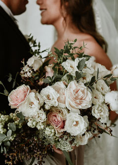 Ramo de novia en tonos blancos y rosa pálido en una toma cerrada
