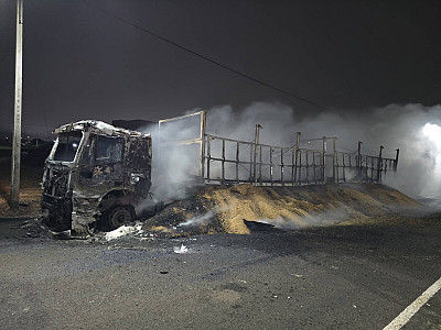 POSSIVELMENTE CRIMINOSO - Carretas são destruídas por incêndio de grandes proporções durante a madrugada em Campo Novo do Parecis