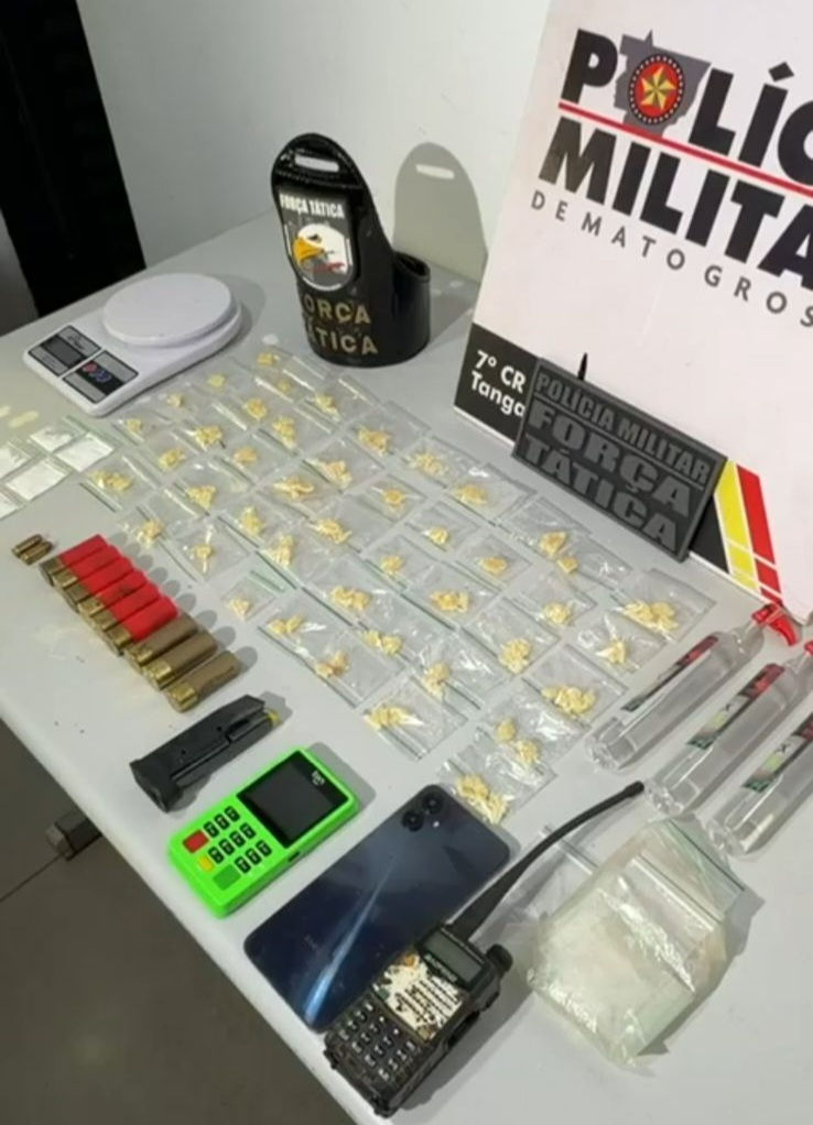 PM apreende drogas e prende suspeito em Tangará; ele tinha até maquininha de cartão e rádio comunicador