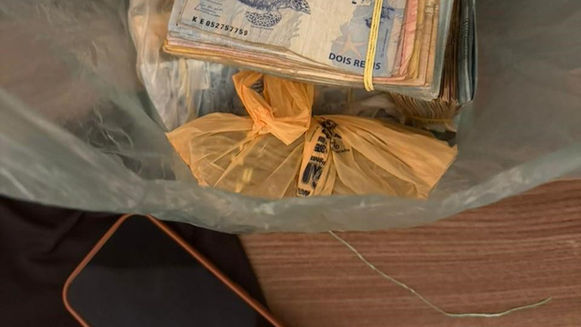 Polícia Civil apreende três veículos, joias e cerca de R$ 53 mil em dinheiro durante operação