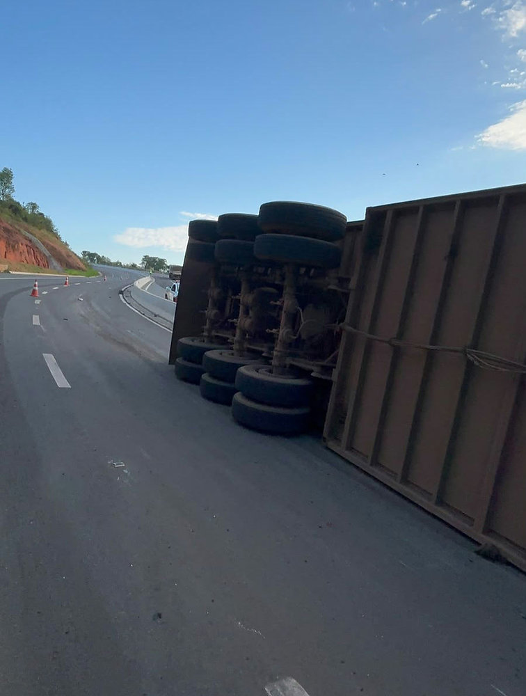Carreta boiadeira tomba na Serra Itamarati em Tangará da Serra, MT