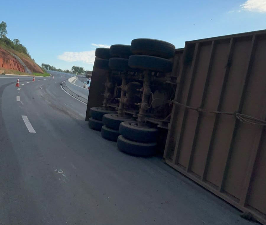 Carreta boiadeira tomba na Serra Itamarati entre Tangará da Serra e Campo Novo do Parecis