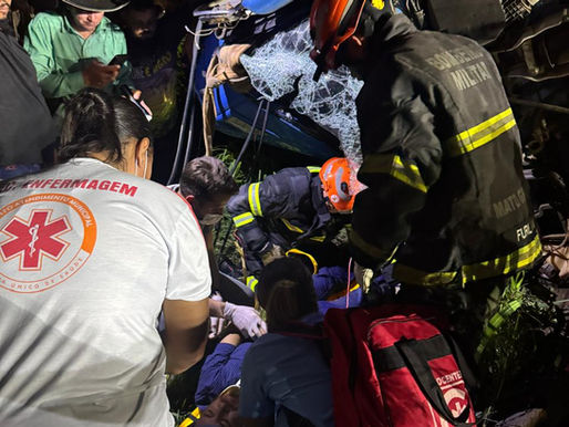 Caminhão tomba e deixa motorista preso às ferragens entre Tangará e Santo Afonso