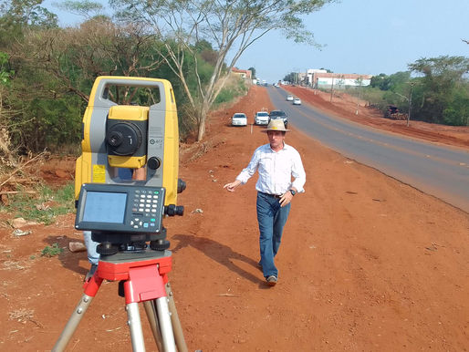 Prefeito Vander vistoria duplicação da Rua 26, na subida da Vila Goiânia