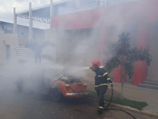 Fusca em chamas: Bombeiros usam cerca de 2 mil litros de água para apagar incêndio
