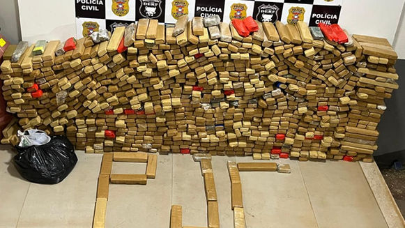 Polícia Civil apreende mais de 900 tabletes de maconha e desarticula depósito de drogas de facção
