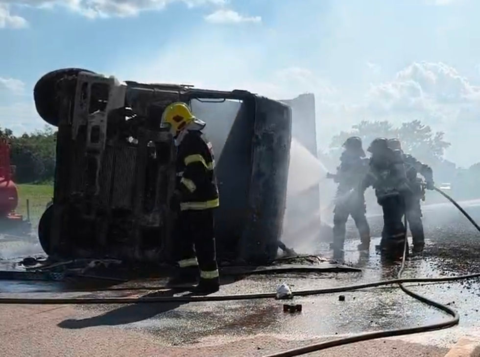 Caminhão carregado de material para asfalto tomba e pega fogo próximo a Tangará da Serra