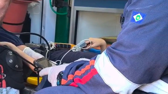 Criança de 9 anos em bicicleta sem freio bate em carro em cruzamento de avenidas de Tangará da Serra