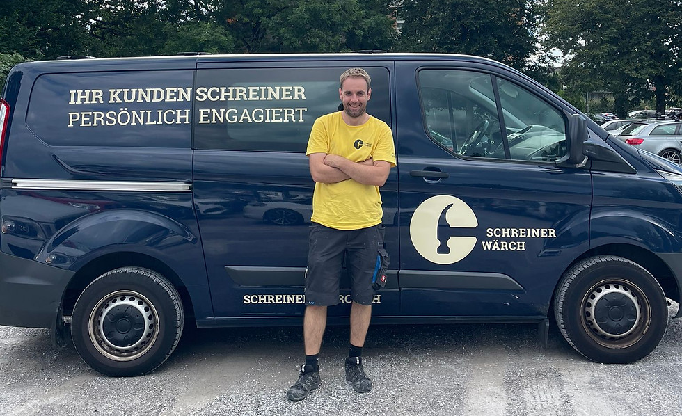 Ich, Sebastian, vor meinem Montagefahrzeug.