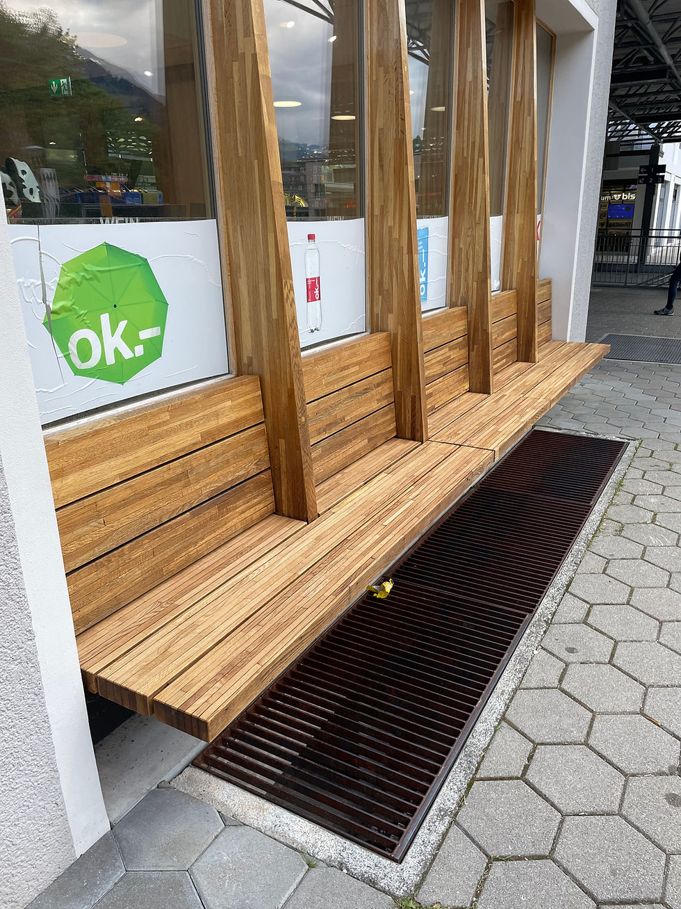 Holzsitzbänke am Bahnhof, wie sie neu aussehen