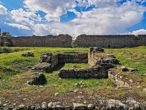 Фрагменти от западната крепостна стена на древния град Диоклецианопол (Диоклецианополис) в град Хисаря