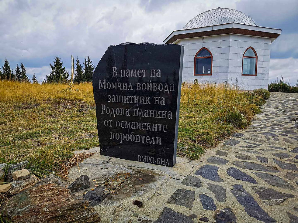 Паметна плоча на Момчил войвода на връх Свобода