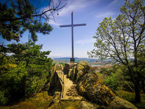 Кръстът над квартал "Веригово" в град Хисаря