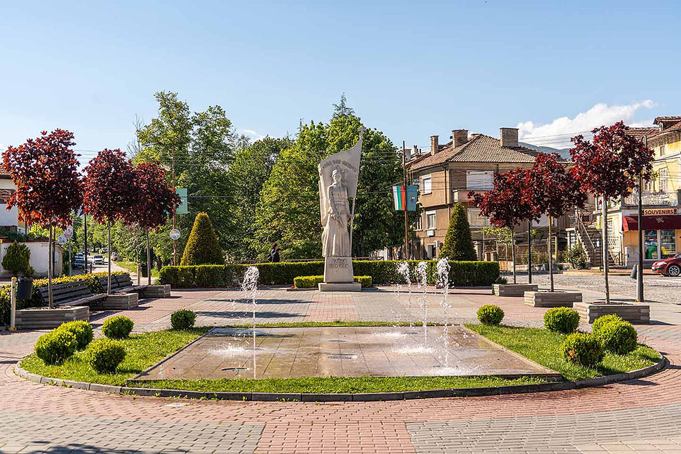 Паметник "Райна Княгиня", намиращ се на площад "Райна Княгиня" в град Панагюрище