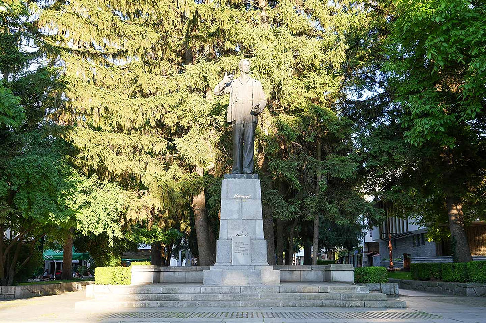 Паметник на Никола Вапцаров в град Банско