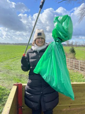 Frau mit Müllbeutel