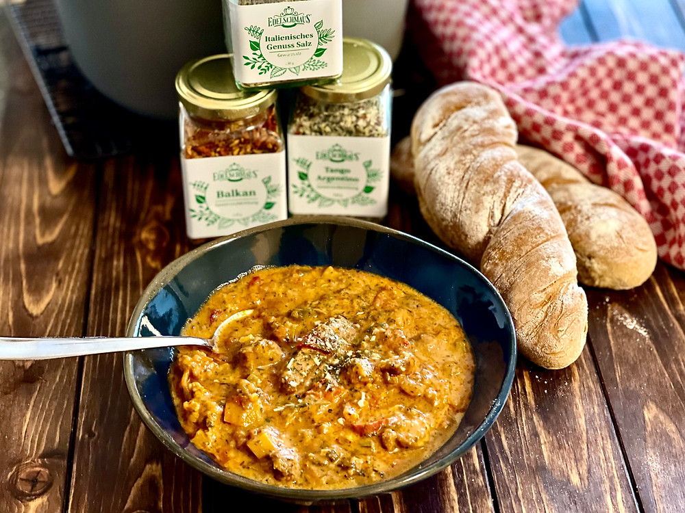 Gyrossuppe abgeschmeckt mit den Produkten von Edelschmaus und gekocht im emaillierten Gusseisernen Topf 5,7 L von Pampered Chef