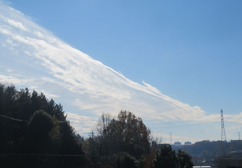 帯状の長い雲です 帯状の長い雲です