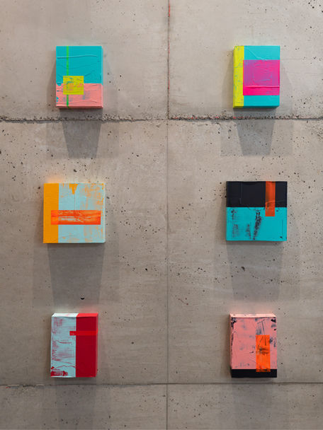 klein abstract kleurrijk schilderij met lagen van kleur en textuur – acryl op canvas door Alanis Blondeel