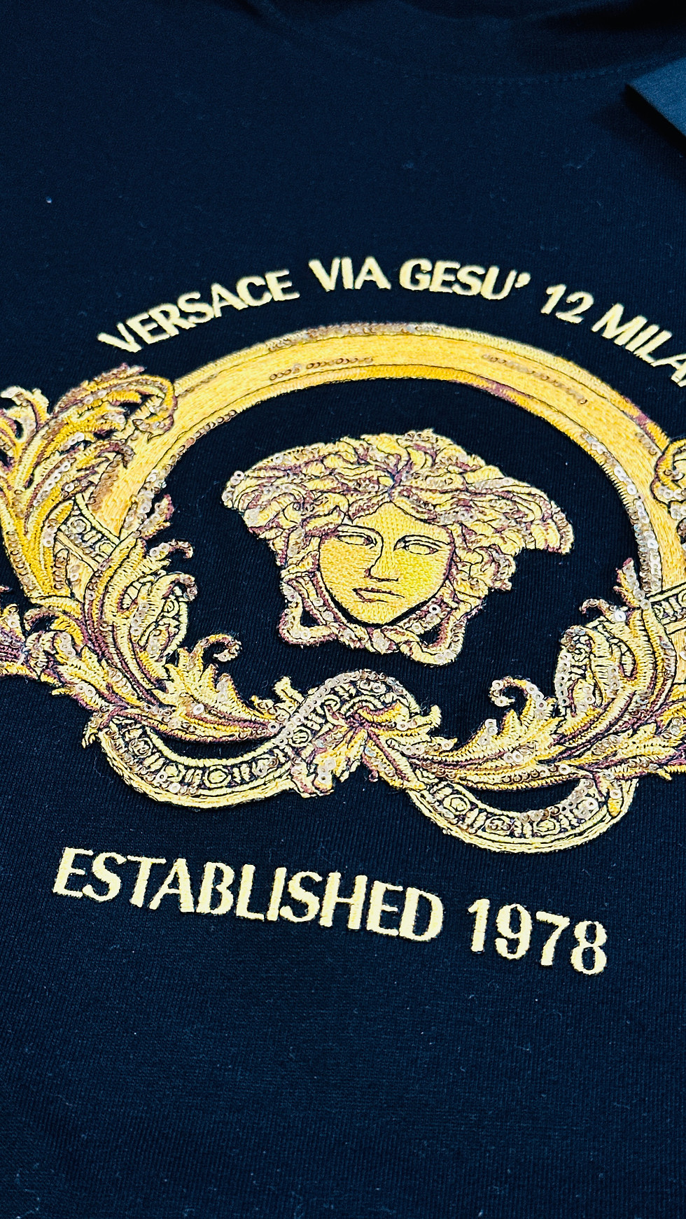 Miniatura: Playera Coupe Blazon con Medusa y logo barroco Bordado 