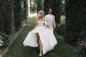 Braut im hochgeschlitzten Kleid: Toskana-Flair im Morrhof Großkarlbach. Hochzeitsfotograf Sandy Schuster.