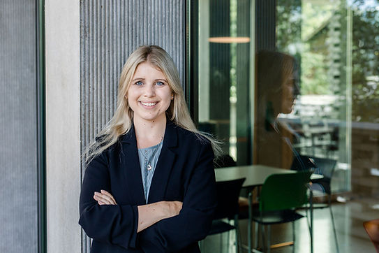 Nadine Käufeler Baden vor Gebäude