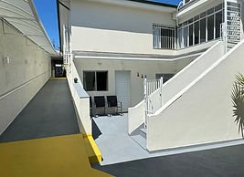 Rampa acessível com corrimão, projetada para garantir segurança e mobilidade aos idosos na casa de repouso