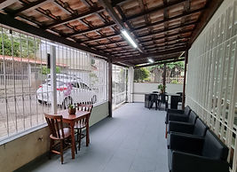 Espaço externo da casa de repouso com mesa para refeições, proporcionando momentos agradáveis ao ar livre com conforto e segu