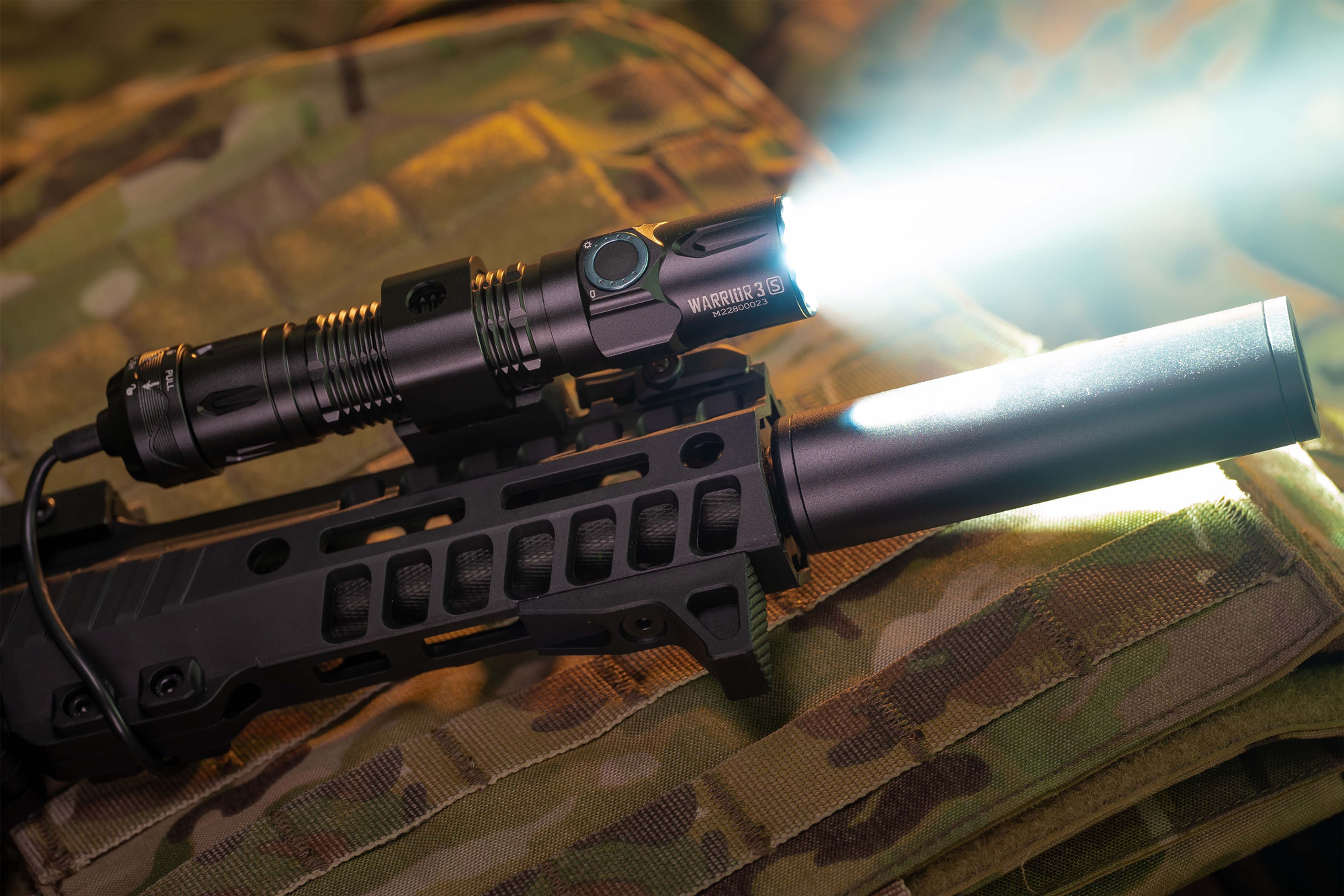Lampe tactique rechargeable Olight Warrior 3S montée sur un fusil, offrant une lumière puissante pour les missions nocturnes.