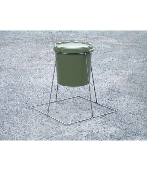 Agrainoir vert de 5L monté sur une structure en métal pour petit gibier, idéal pour la chasse.