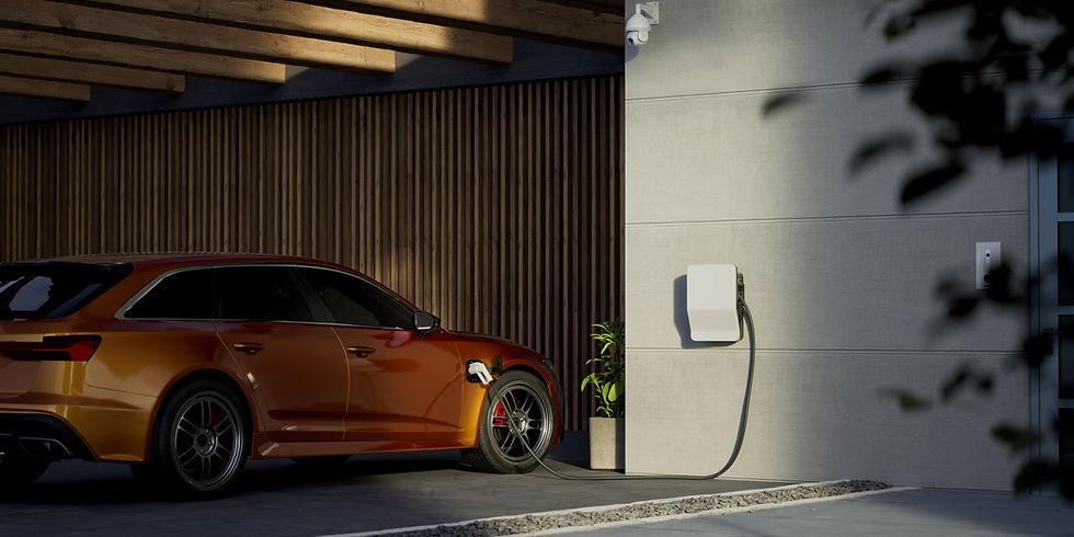 Ein Elektroauto lädt an einer modernen Wallbox in der Einfahrt eines Einfamilienhauses – Nachhaltige Elektromobilität und komfortables Laden zu Hause.