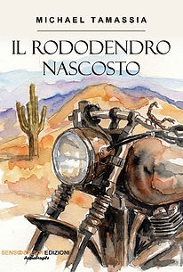 Michael Tamassia lavora da diversi anni come magazziniere in un sito Amazon, ma la scrittura è da sempre la sua vera forma di respiro. Ha pubblicato il romanzo Aurora e ha partecipato a un’antologia dedicata ad autori emergenti con poesie e pensieri personali. Per lui scrivere significa dare voce alle emozioni che altrimenti rimarrebbero chiuse dentro: un modo per esplorare sentimenti, inquietudini e visioni che lo accompagnano da sempre.
Le sue passioni spaziano in tutto l’universo artistico – cinema, letteratura, arte, fotografia, musica – territori che alimentano la sua immaginazione e il suo modo di esprimersi. Vive a Ficarolo, un piccolo paese del Polesine, insieme alla compagna Giulia e al loro gatto I Mokka.