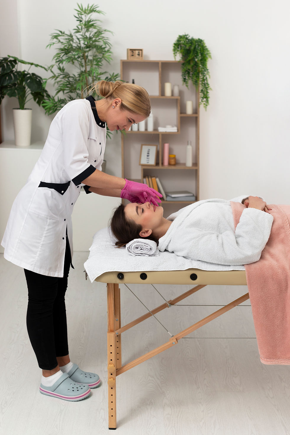 masseur-taking-care-her-client.jpg