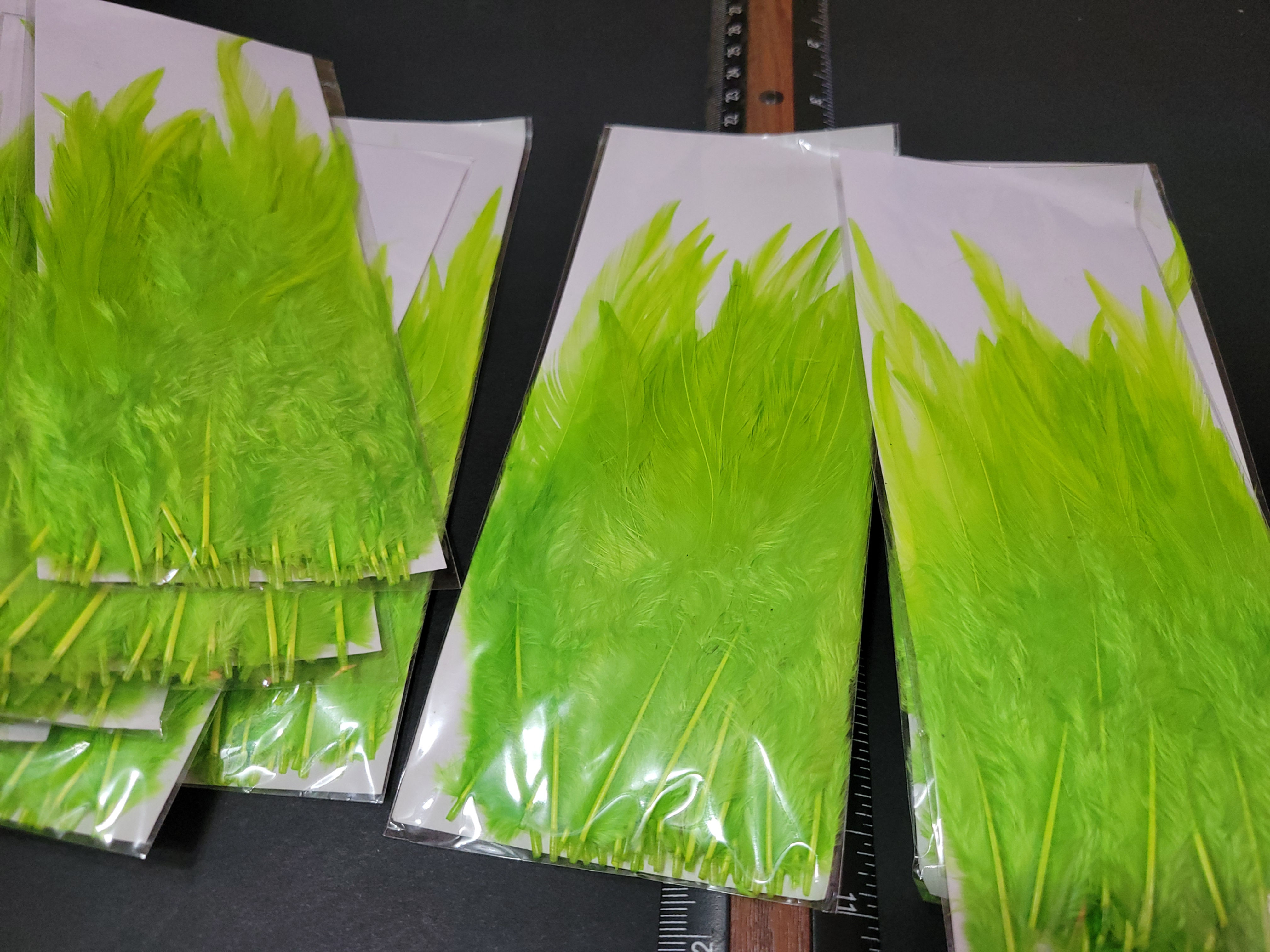 Nos Paquets de Hackle de Coq (4 - 6 Pouces) Teints Vert Chartreuse