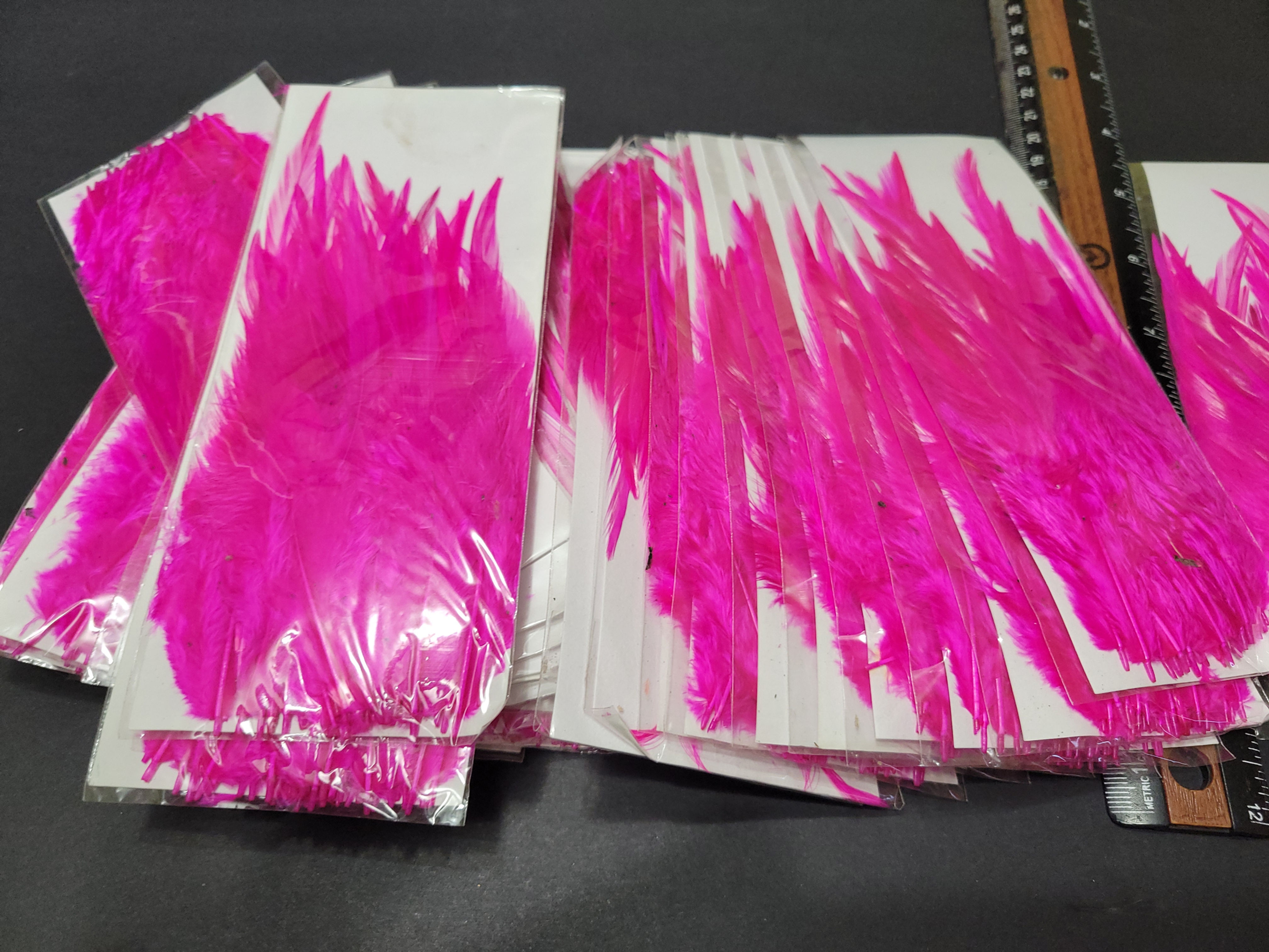 Nos Paquets de Hackle de Coq (4 - 6 Pouces) Teints HOT PINK