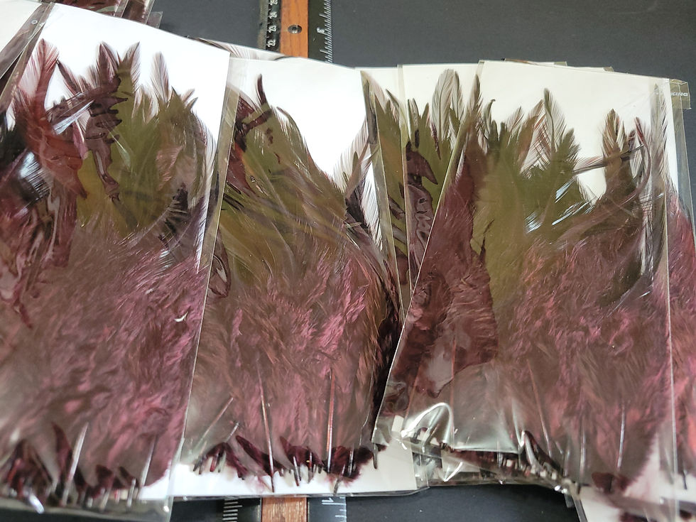 Miniature : Nos Paquets de Hackle de Coq (4 - 6 Pouces) Teints CLARET Foncé