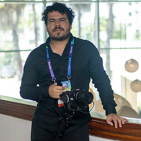 Daniel Vásquez durante una producción audiovisual.