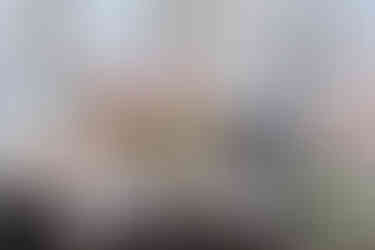 Silkkikukkakimppu maljakossa – laventeli ja kesäkukat terassin pöydällä