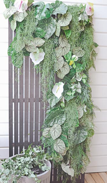 Vehreä silkkikasviseinä ulkona – näyttävä vihersisustus parvekkeelle tai terassille.