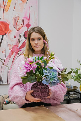 Silkkikukkakimppu maljakossa – pionit, hortensiat ja vihreät lehdet sisustuksessa