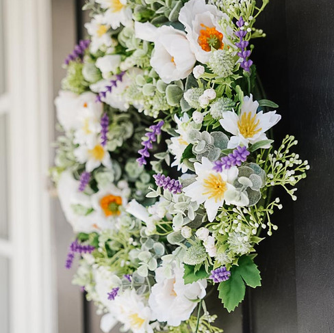 Oven kranssi tekokasveilla – terassin seinäsomistus