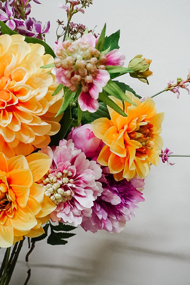 Pikkukuva: Yksityiskohta Apricot Meadow silkkikukkakimpusta, kerroksellinen keltainen kukka