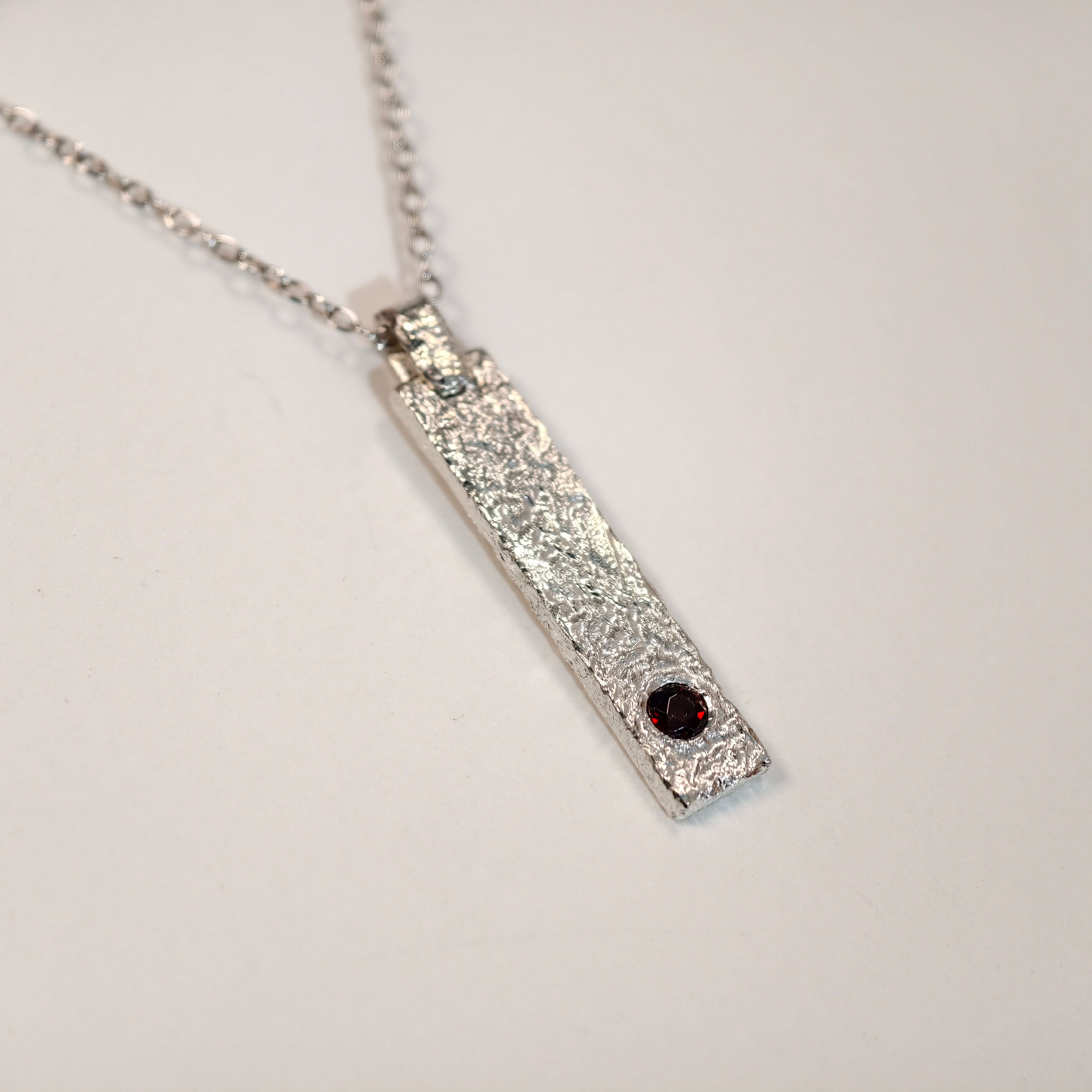 Pendentif argent 925 texturé – Grenat naturel – Pièce unique