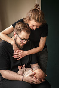 Eltern schauen ihr Baby an