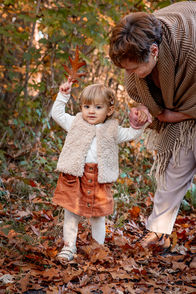 Kind wirft mit Oma Laub beim Familienshooting in der Venloer Heide