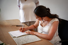 Braut unterzeichnet die Eheschließung