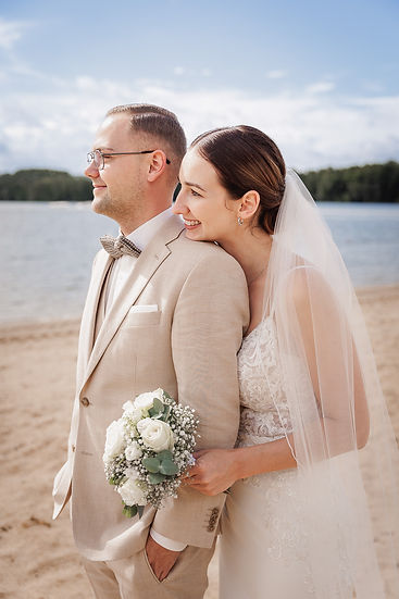 Brautpaar in einem natürlichen Moment während ihrer Hochzeit in NRW.